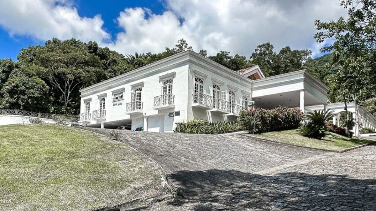 No segundo pavimento ficam cinco suítes, sendo uma delas com banheira de hidromassagem. A garagem tem capacidade para até 20 veículos.