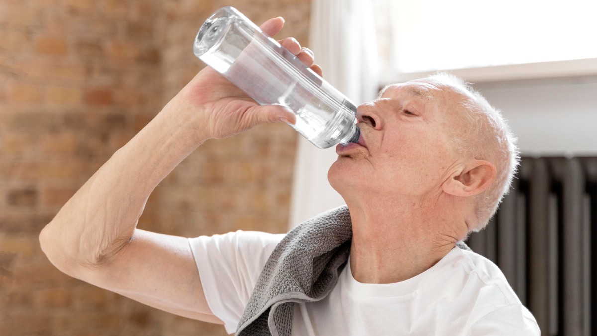 Sozinha, a hidratação não trata a dislipidemia, mas cria um ambiente mais favorável para dieta, exercícios e tratamento funcionarem melhor (Fotos: Freepik)