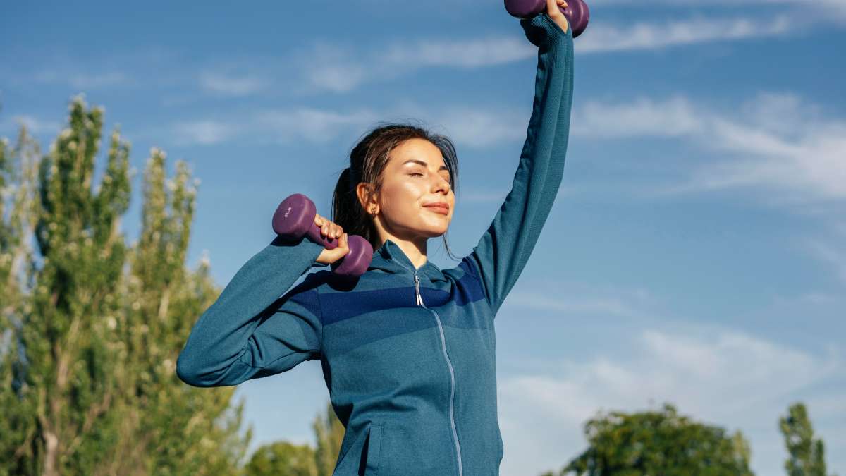 "Equilíbrio entre corpo e mente O Tai Chi, recomendado por Harvard, melhora o equilíbrio, reduz o estresse e pode ser praticado em qualquer idade." Foto: Freepik