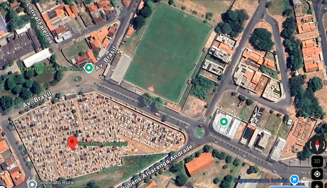 Estádio é vizinho ao cemitério da cidade/Reprodução/Google Street View