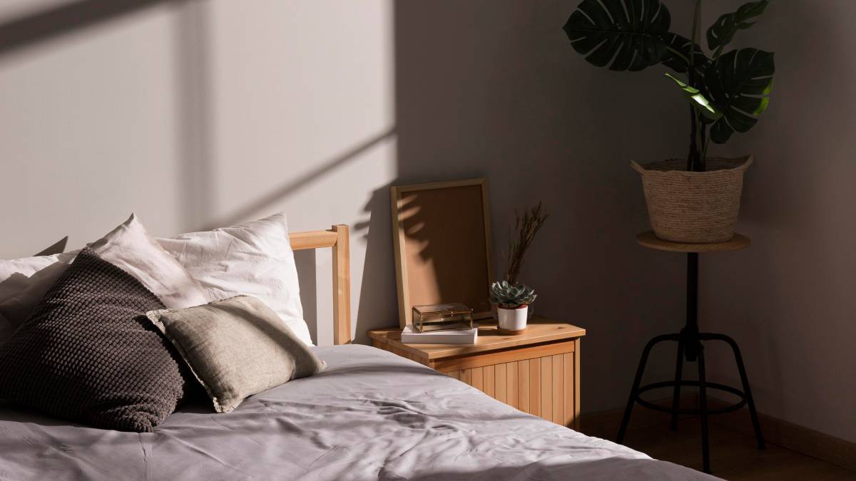 Dormir com a porta fechada reflete a necessidade de controle sobre o próprio espaço, favorecendo a introspecção e o autocuidado, ideal para pessoas que valorizam seu espaço pessoal. Foto: Freepik
