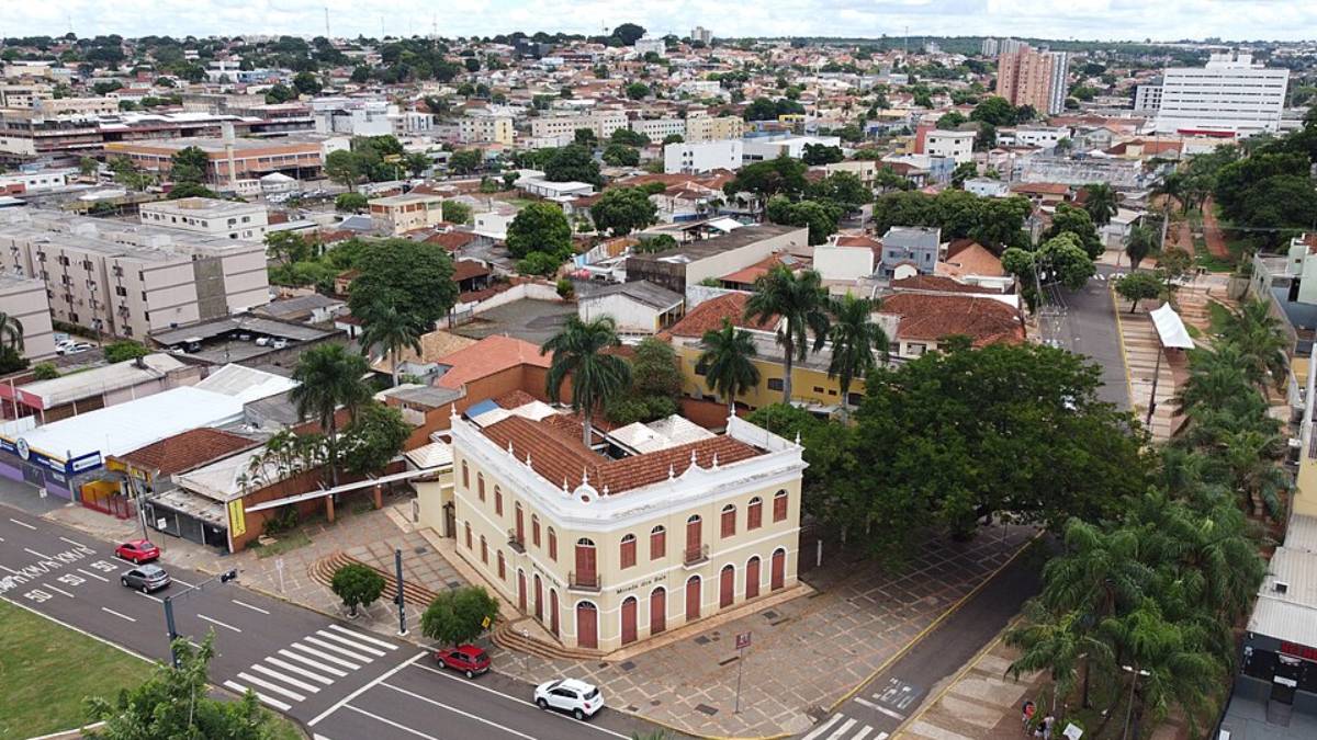 Localizada no Mato Grosso do Sul, Campo Grande desenvolveu um modelo urbano que mantém árvores espalhadas por bairros, avenidas e áreas residenciais (Foto: Rubens Costa Marques/Wikimedia Commons)