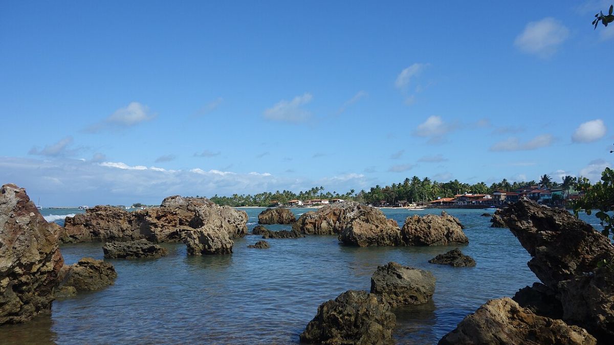 A cerca de 60 quilômetros de Salvador, o lugar construiu sua fama a partir do turismo e da natureza preservada (Foto: Rômulo Ferreira/Wikimedia Commons)
