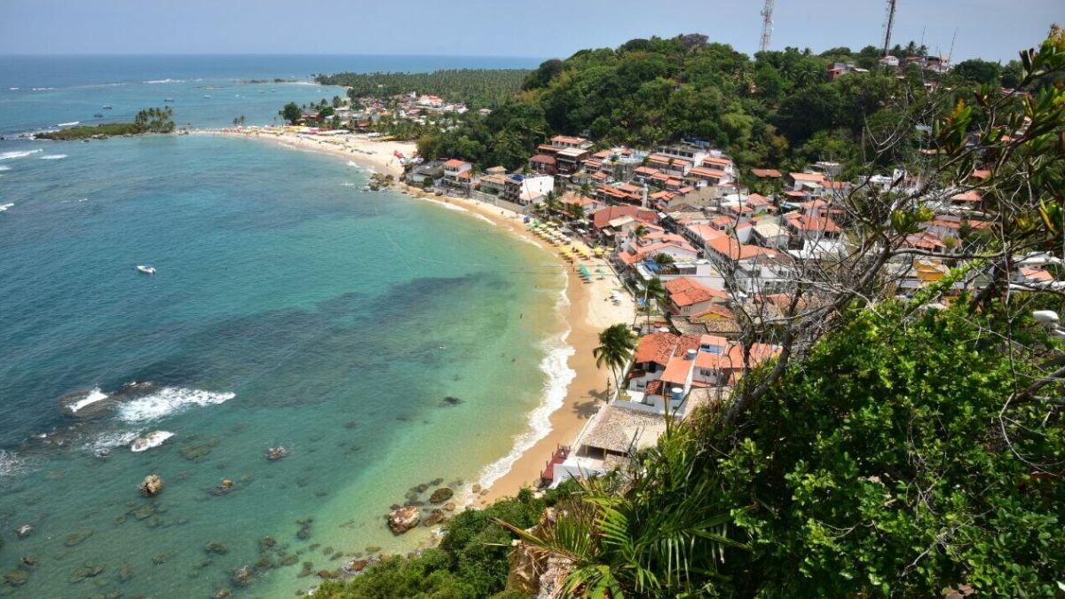 Com o tempo, a vila passou a conviver com um perfil diferente de turistas, o que alterou hábitos, serviços e até a lógica econômica local (Foto: T. BA/Wikimedia Commons)