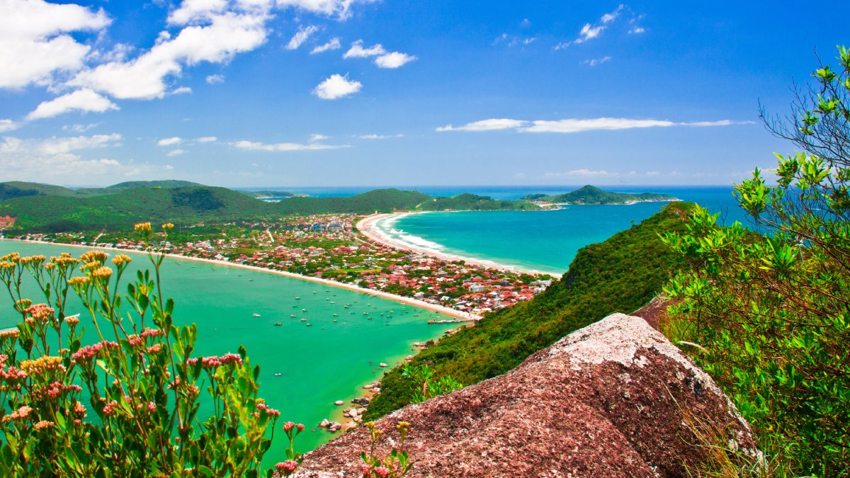 9- Bombinhas, em Santa Catarina (Foto: Ieda Funari/Wikimedia Commons)