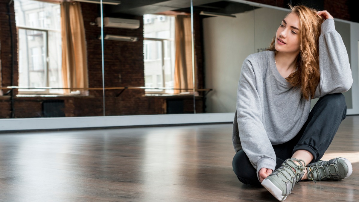 Se o risco for fino, mas persistente, existem opções que funcionam como "camuflagem" e ainda reforçam a proteção da madeira. Fotos: Freepik