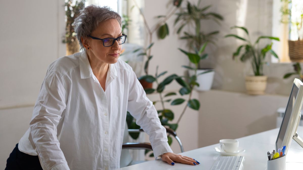 Para construir o relatório, a SHRM ouviu três grupos nos Estados Unidos: profissionais de RH, trabalhadores com 65 anos ou mais e pessoas abaixo dessa faixa etária (Fotos: Freepik)