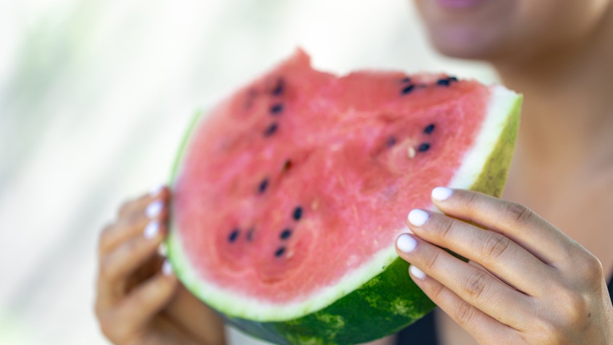 Para aproveitar melhor, vale consumir in natura ou em sucos sem açúcar, com moderação, e redobrar a atenção em casos de diabetes (Fotos: Freepik)
