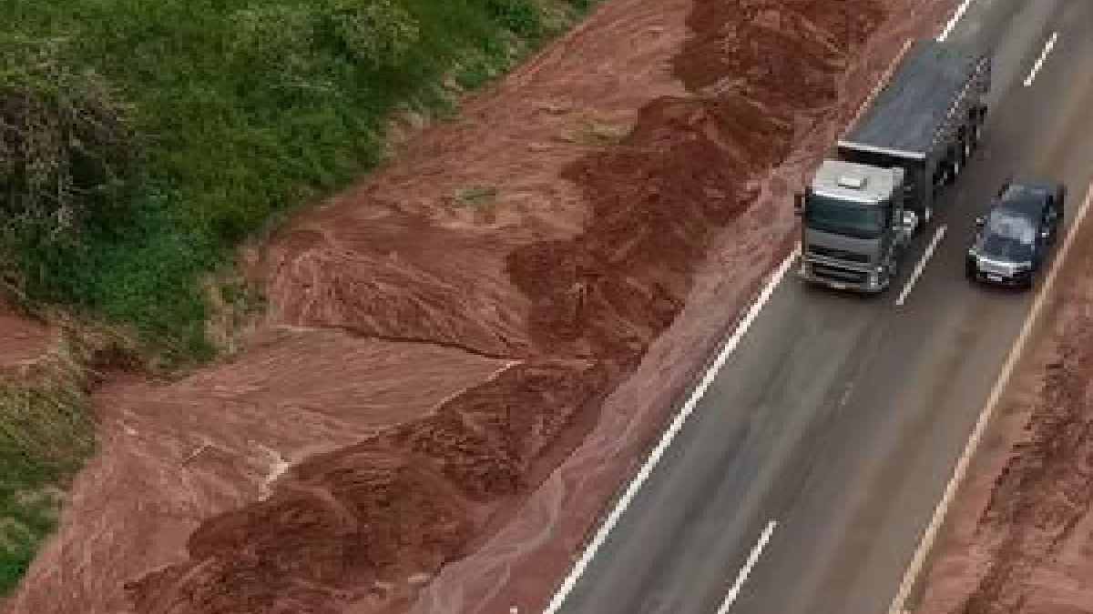 Uma carreta ficou presa no trecho interditado e precisou ser removida por guincho /Reprodução/@scdrones_