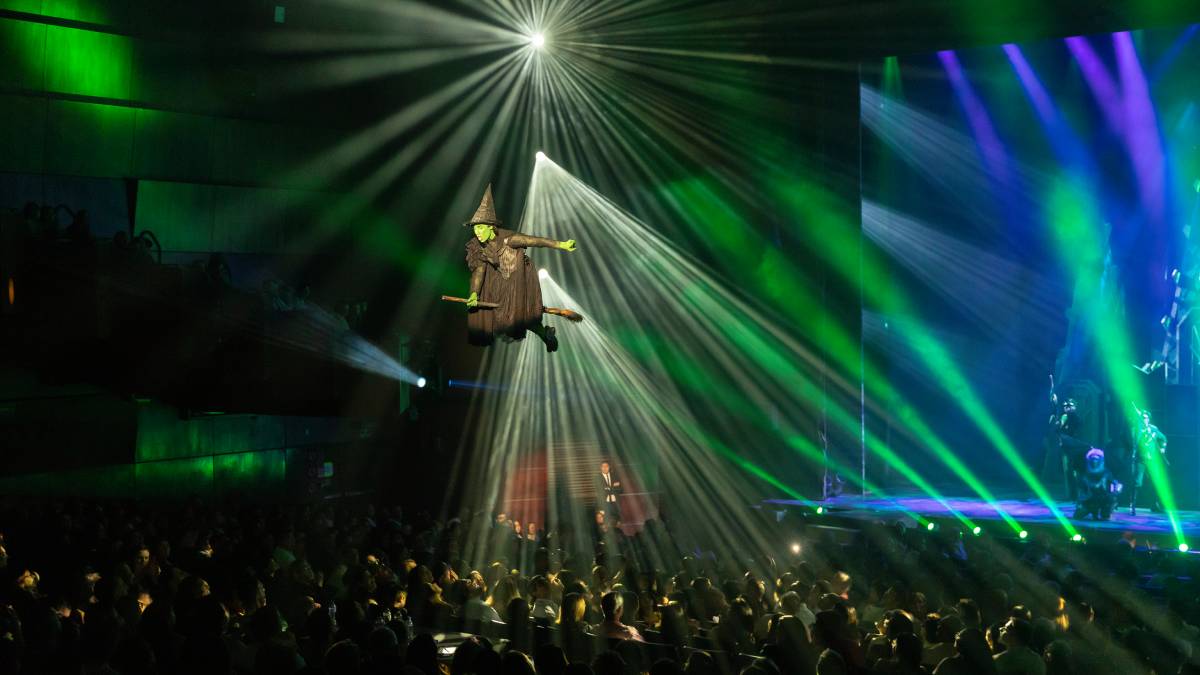 Já em 2025, a produção do espetáculo entregou uma Oz ainda mais grandiosa, com novos cenários, figurinos, iluminação e efeitos especiais. Fotos: João Caldas/Divulgação