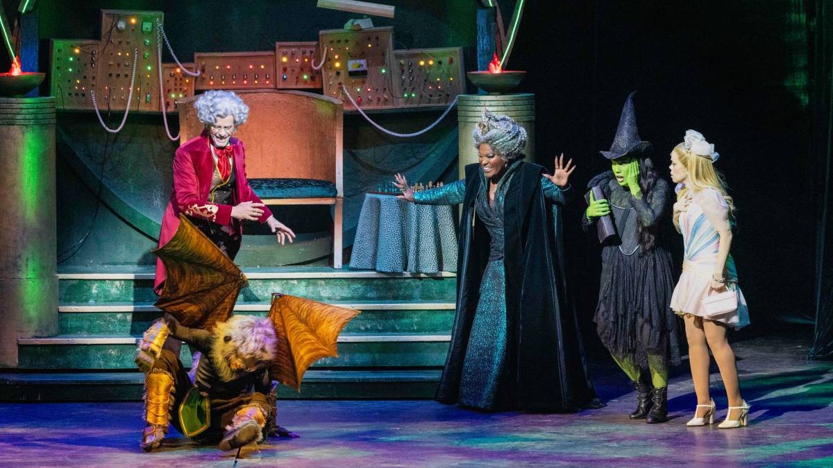 Com 80 mil ingressos vendidos antes mesmo das cortinas do Teatro Renault se abrirem pela primeira vez, Wicked pode ser considerado o grande musical da temporada paulista de 2025.
