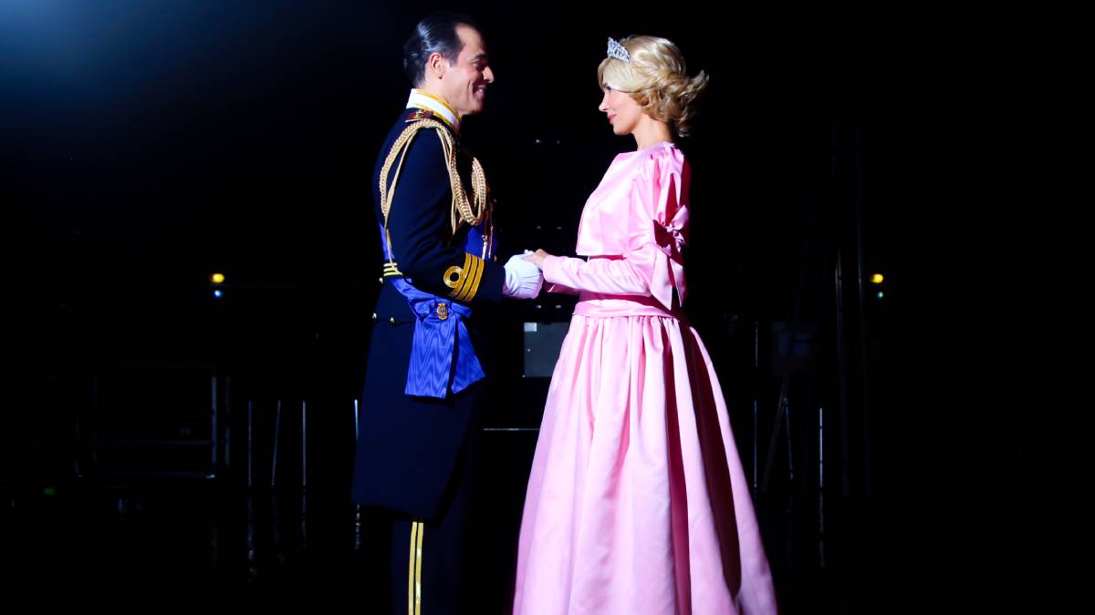 Com versão e direção de Tadeu Aguiar, a montagem acompanha a trajetória da lendária Lady Di, primeira esposa do então príncipe Charles, atual rei Charles III.