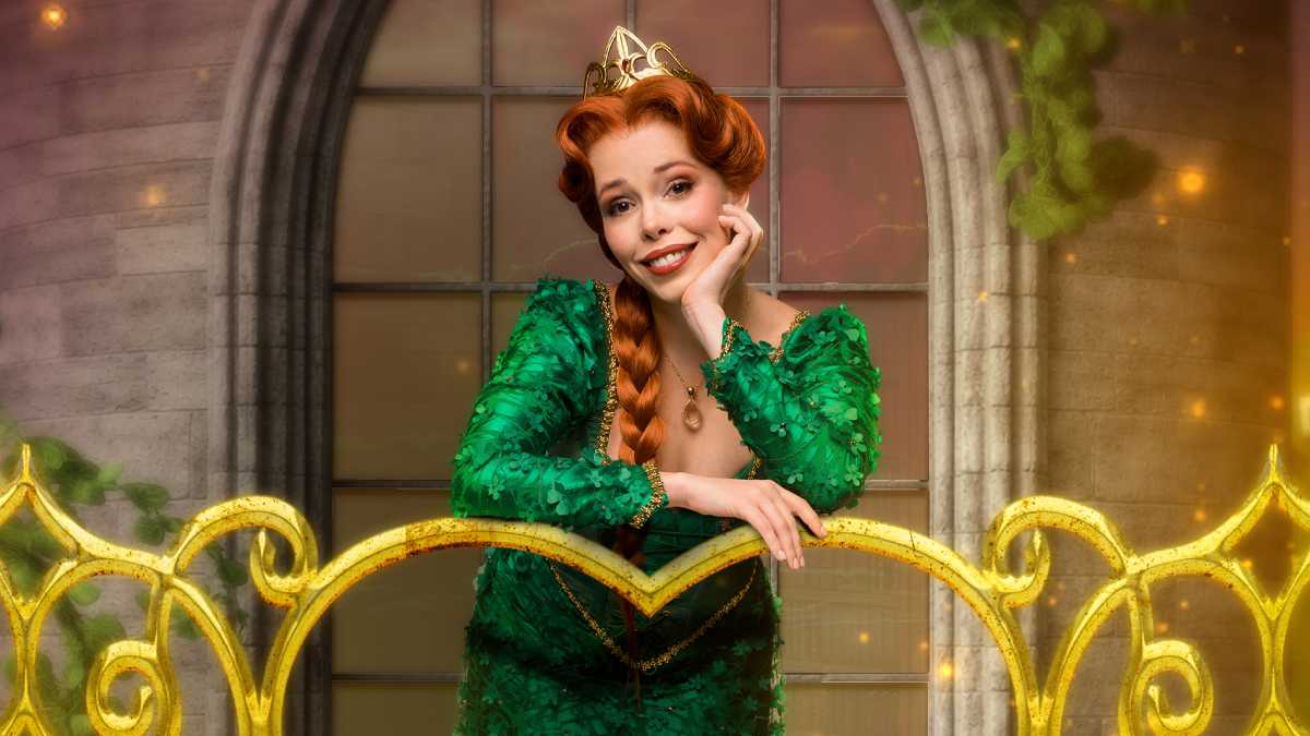 Em tons de verde, para combinar com a pele de um ogro, o vestido de Fiona tem assinatura de Ligia Rocha e foi inspirado nos desenhos originais do britânico Tim Hatley.