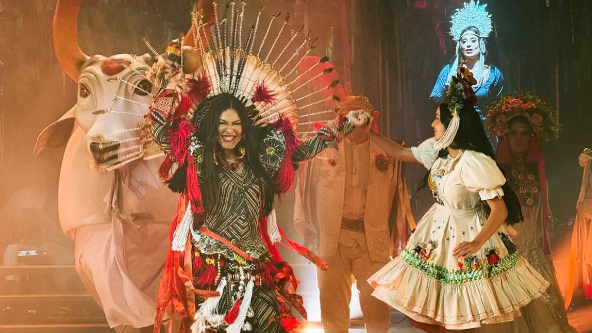 Narrativa se desenvolve a partir da linguagem do teatro musical e se estrutura em três planos que se entrelaçam ao longo da encenação.
