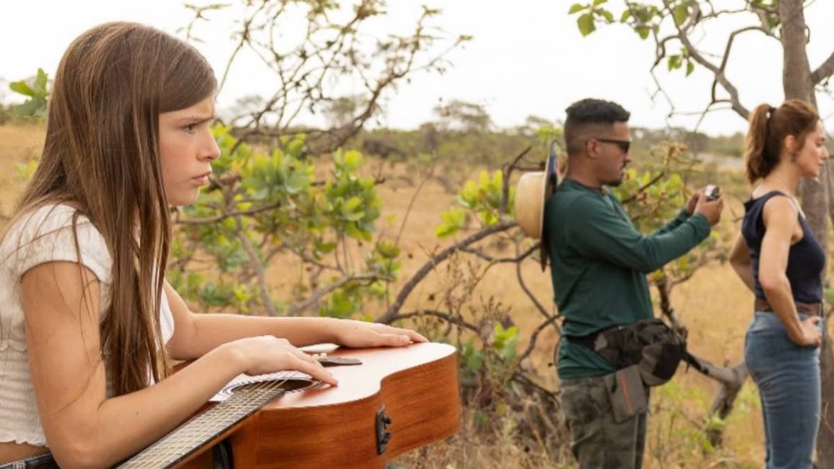'A primeira cena que eu gravei foi a que eu tava na pedra, eu canto, minha mãe vem e eu falo que eu quero participar do concurso', conta a atriz. Fotos: Reprodução/TV Globo; Acervo pessoal