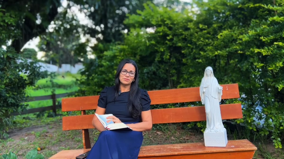 Agora, ela utiliza um canal no YouTube para relatar sua conversão religiosa e tentar reconstruir sua imagem pública (Fotos: Reprodução YouTube/Maria Verônica)