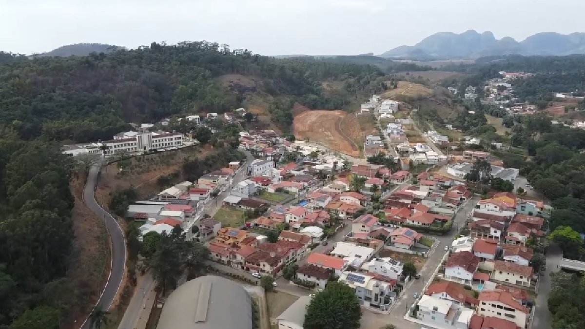 Ao longo dos anos, o pastel deixou de ser apenas um lanche rápido e passou a fazer parte da identidade do local (Foto: Reprodução YouTube/Sobrevoando)