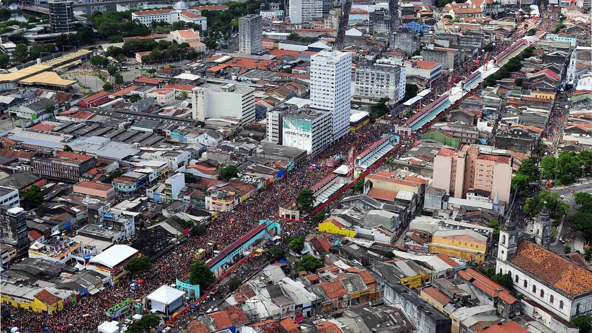Muito antes de ganhar ruas, fantasias e multidões, o Carnaval já existia como prática social ligada a rituais antigos (Fotos: governadoreduardocampos/Wikimedia Commons)