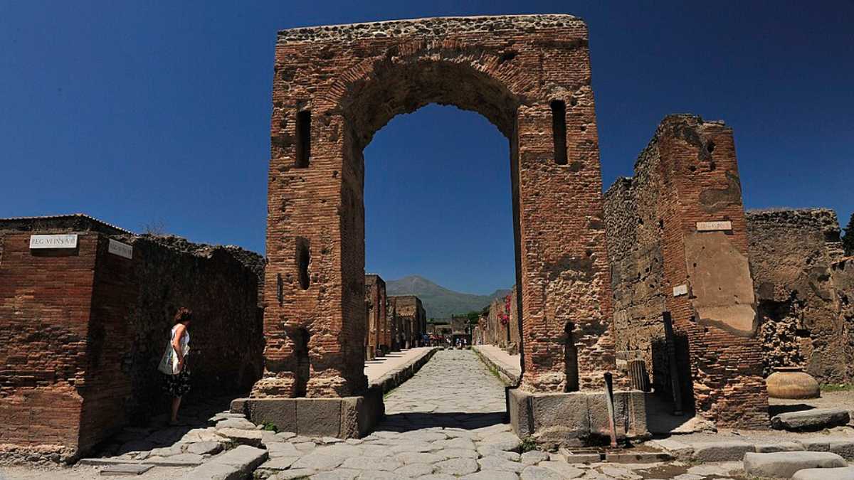 Muitas dessas ruas permaneceram intactas e podem ser observadas no Parque Arqueológico de Pompeia, localizado na província de Nápoles, na Itália (Foto: Gerardo Lazzari/Wikimedia Commons)