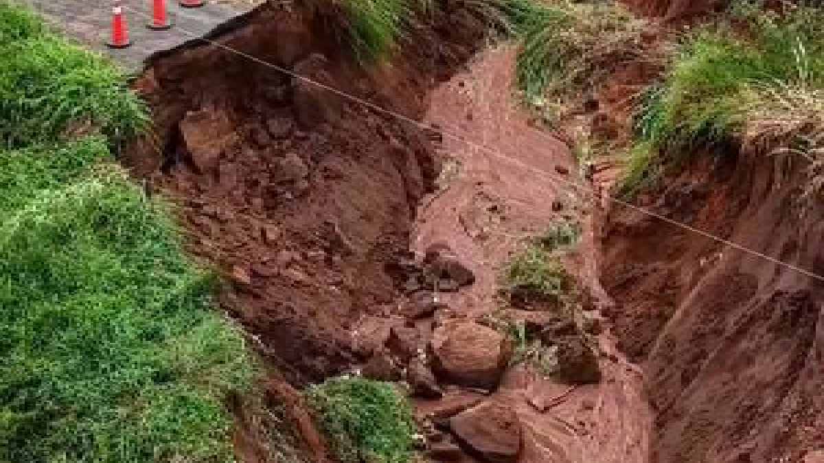 Lama e água tomaram a pista após a queda de um barranco causada pela chuva intensa /Reprodução/@scdrones_