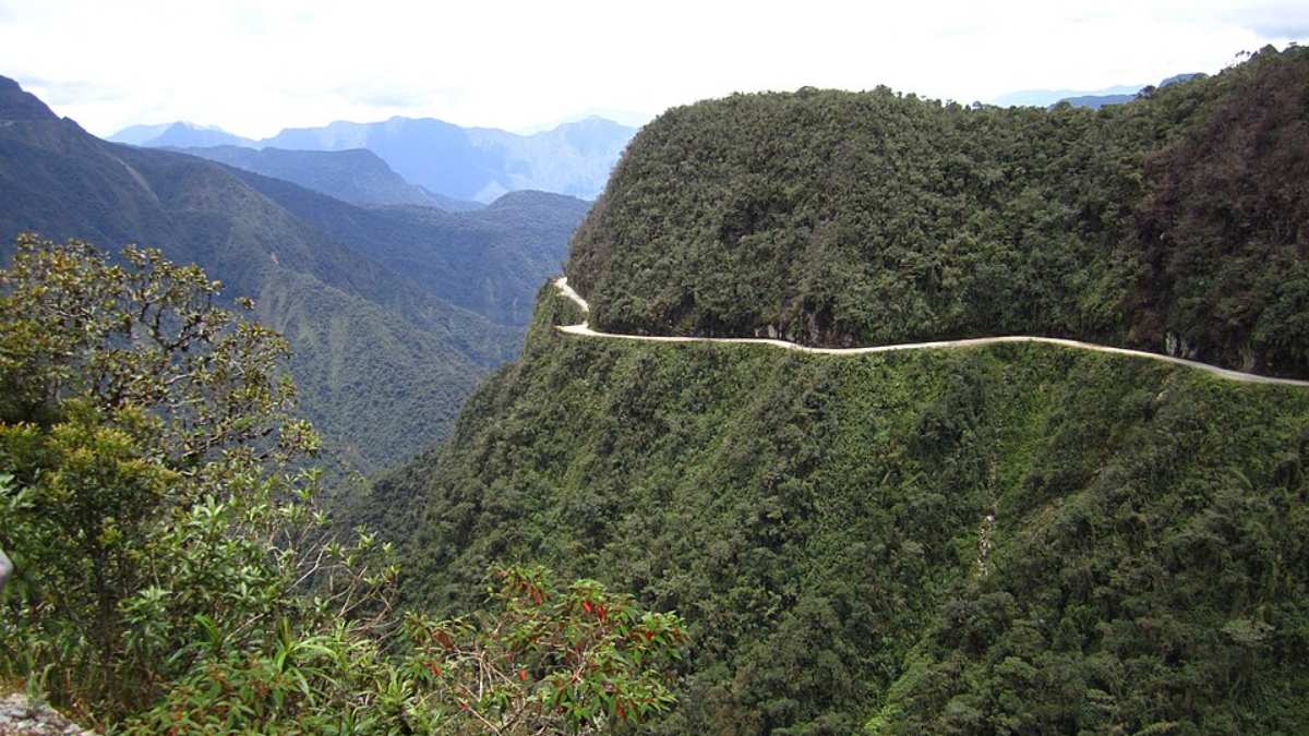 Com cerca de 64 quilômetros de extensão, o trajeto foi escavado na lateral das montanhas, conectando La Cumbre, a quase cinco mil metros de altitude, à região rural dos Yungas (Foto: Alicia Nijdam/Wikimedia Commons)