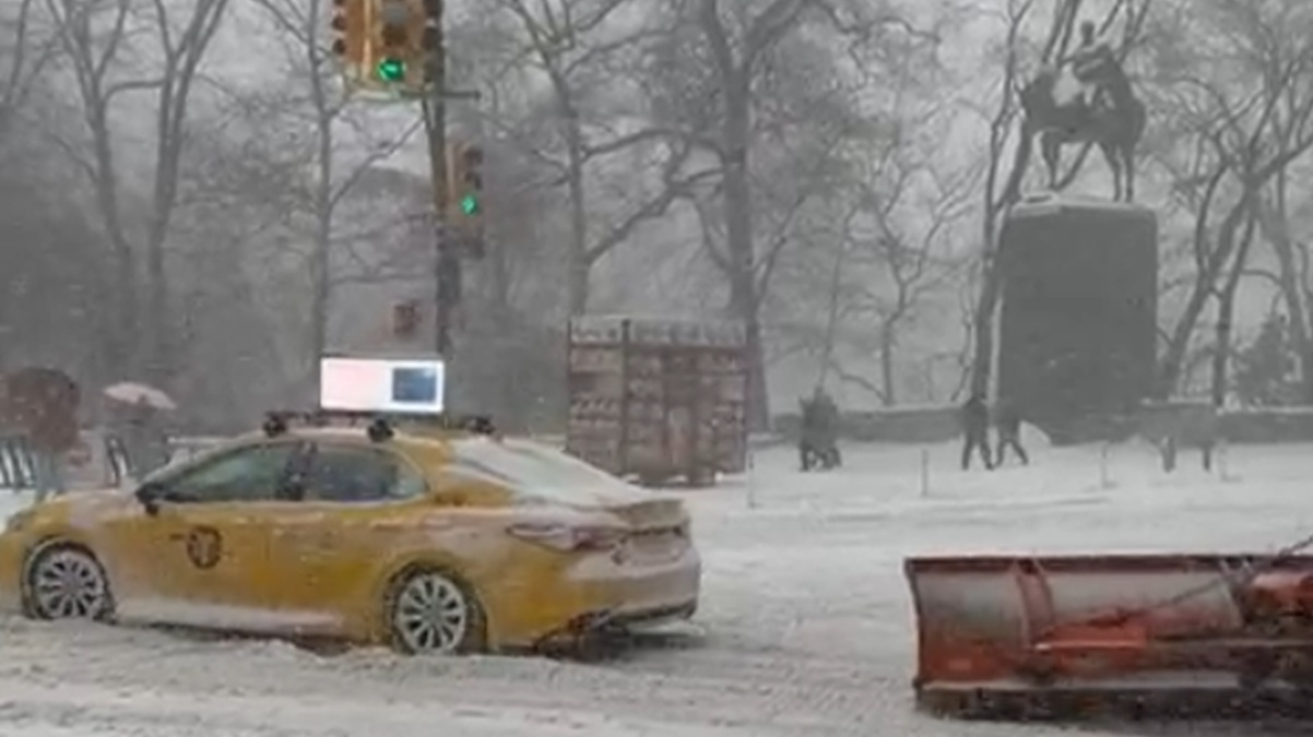 Uma megatempestade de inverno atinge os Estados Unidos, o que causou cancelamentos de quase 10 mil voos/Reprodução