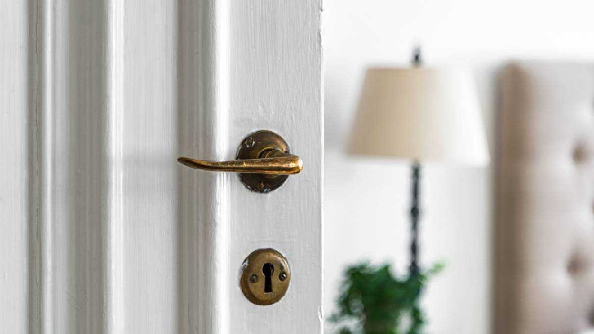 Se for dormir com a porta fechada, é importante manter o quarto regularmente limpo. Foto: Freepik