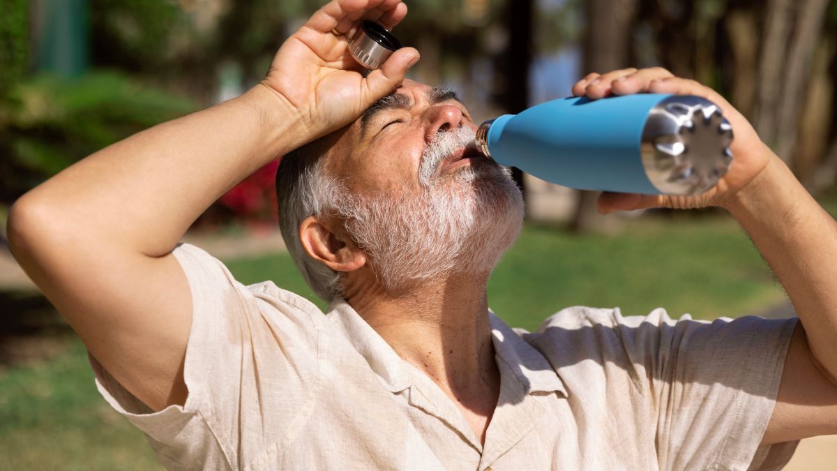 O calor aumenta a transpiração, o que provoca a perda de água e de sais minerais importantes para o funcionamento do corpo
