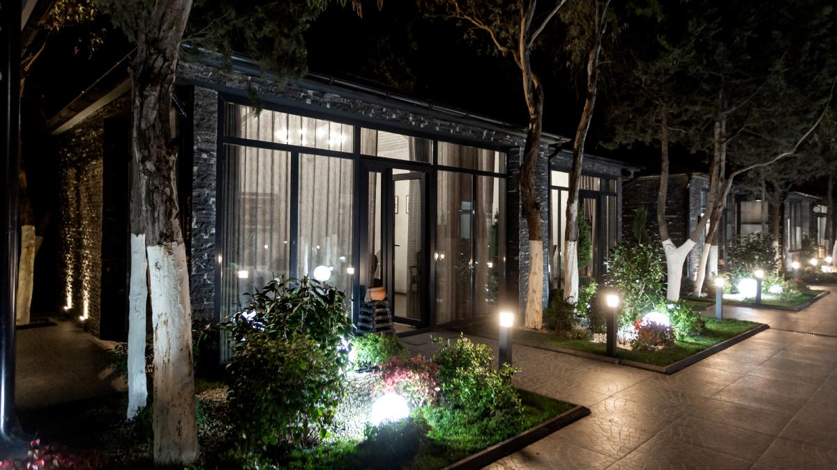 O jardim iluminado combina pontos de luz com plantas de diferentes tamanhos e cores para criar uma atmosfera envolvente, bonita e agradável (Fotos: Freepik)