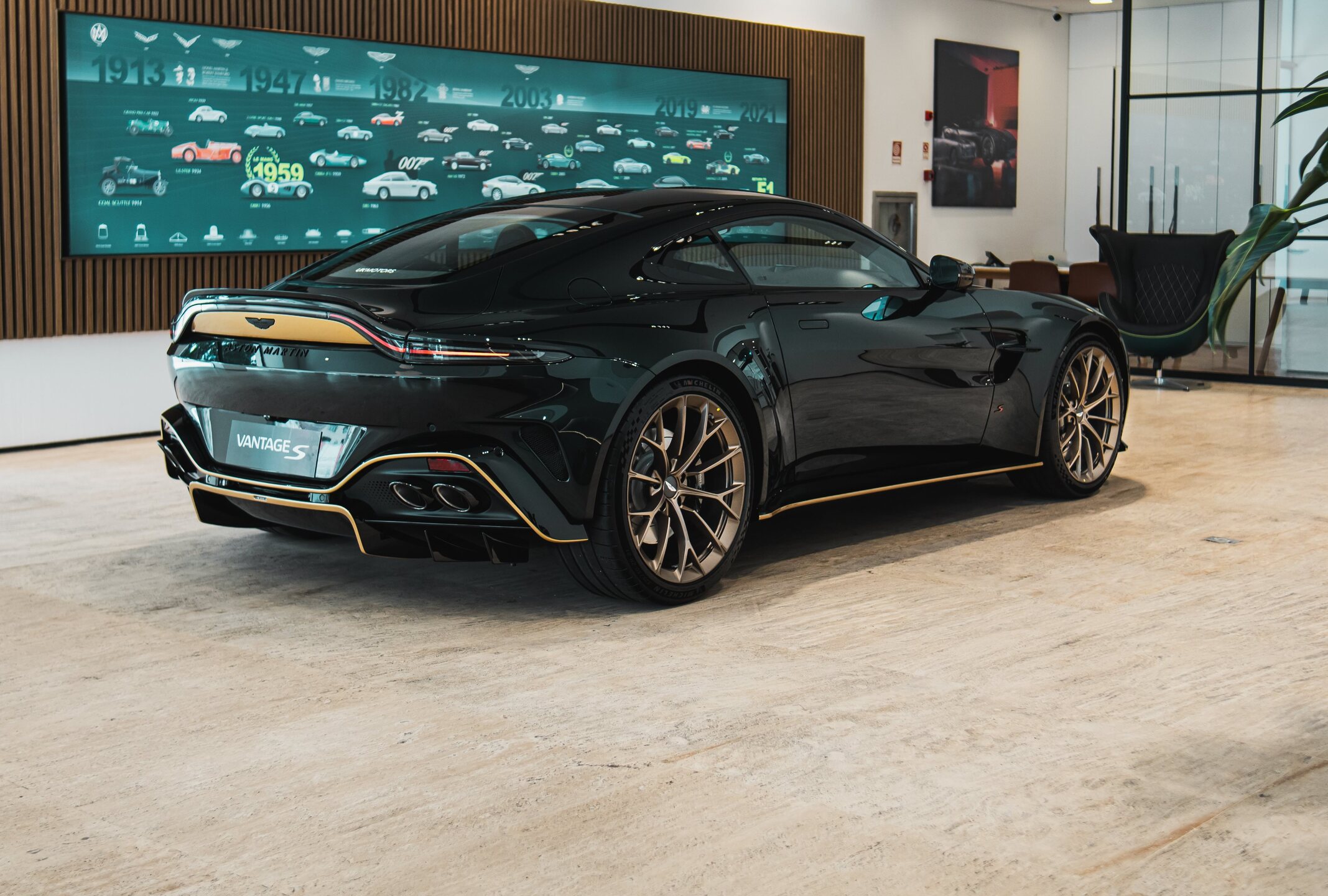 Sob o capô, o Vantage S traz uma evolução do já conhecido motor V8 biturbo de 4,0 litros. Foto: Divulgação