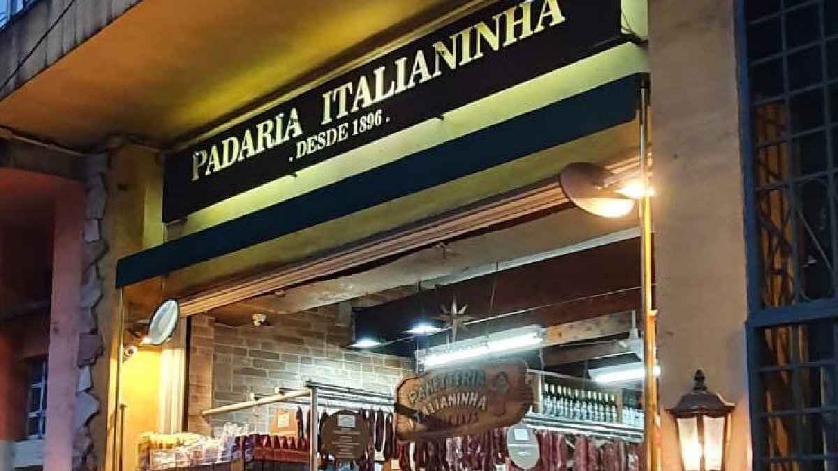 2. Italianinha (1896) Símbolo de um dos bairros italianos mais famoso de São Paulo, a casa foi fundada pela família Franciulli há mais de 125 anos. Apesar do espaço acanhado, a qualidade dos produtos é reconhecida como acima da média - (Reprodução/Facebook)