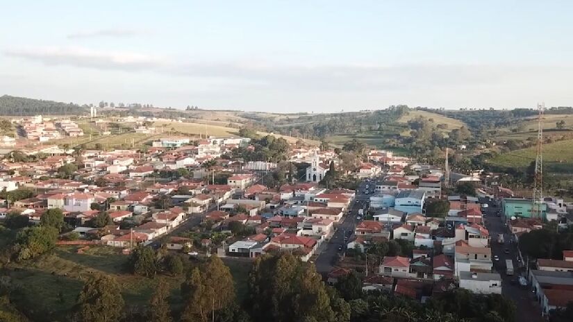 O ecoturismo é um dos pilares locais, com diversas cachoeiras e trilhas ideais para quem deseja se desconectar da rotina urbana - (Reprodução/YouTube)
