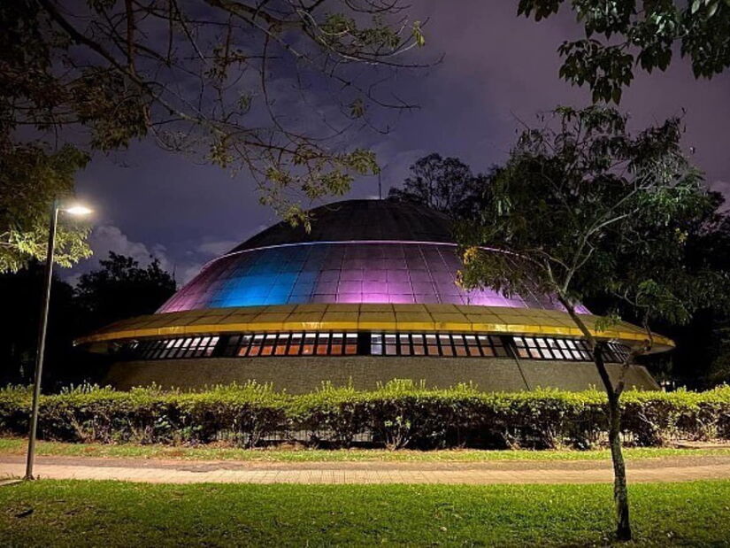 O Planetário Professor Aristóteles Orsini já começa a encantar os visitantes desde a sua fachada 
