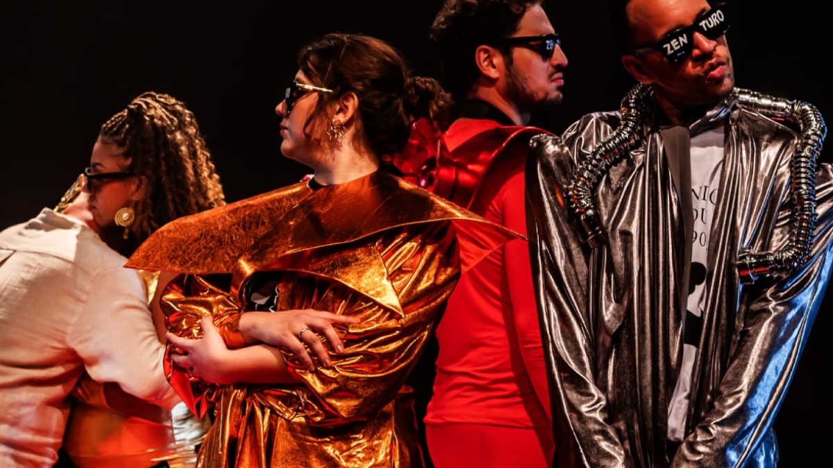 Passado Presente Zenturo é uma criação cênica coletiva a partir da obra Marcha para Zenturo, da dramaturga brasileira Grace Passô, em diálogo com o clássico russo As Três Irmãs, de Anton Tchékhov.