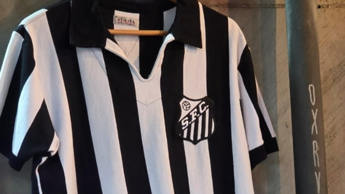 Camisa do Santos relacionada ao Rei do Futebol furtada na Livraria Barrilete/Reprodução