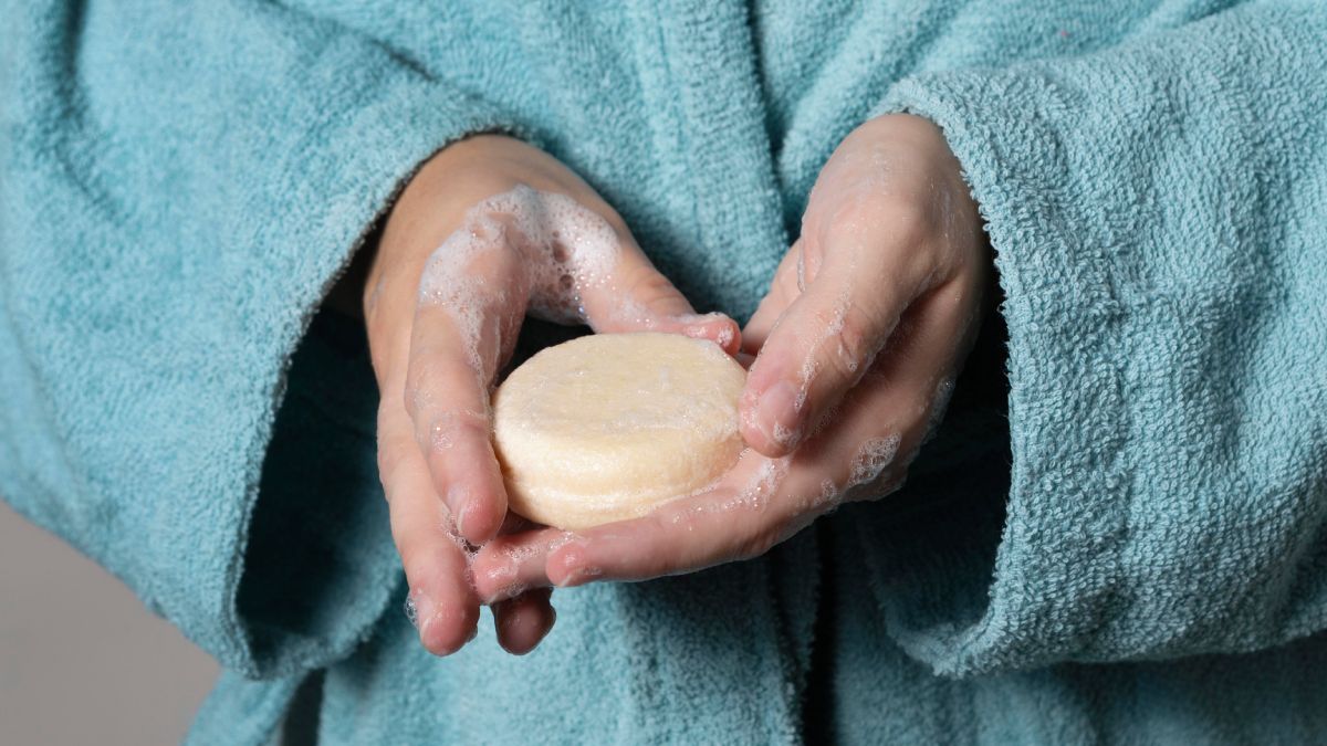 Sabonetes muito alcalinos modificam o pH natural da pele, comprometendo sua barreira de proteção e facilitando o ressecamento (Fotos: Freepik)