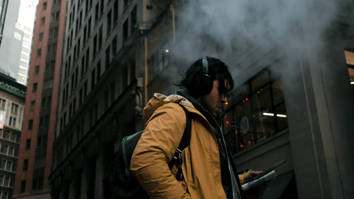 Rotina acelerada e à pressão constante para manter uma imagem positiva, um hábito aparentemente contraditório voltou a ganhar espaço: ouvir playlists tristes