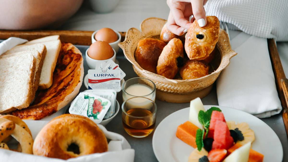 Começar o dia com calma, sentar à mesa e fazer uma boa refeição logo pela manhã pode ser mais importante do que parece