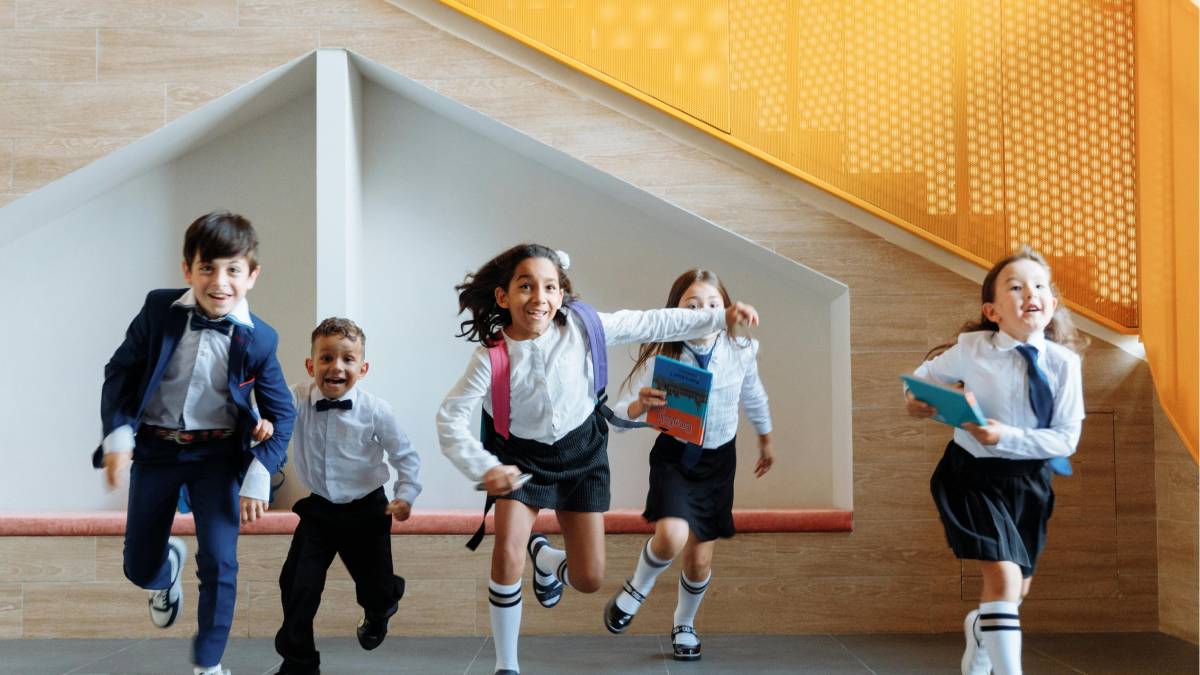 Meninos e meninas dividem brinquedos, brincadeiras e responsabilidades semelhantes