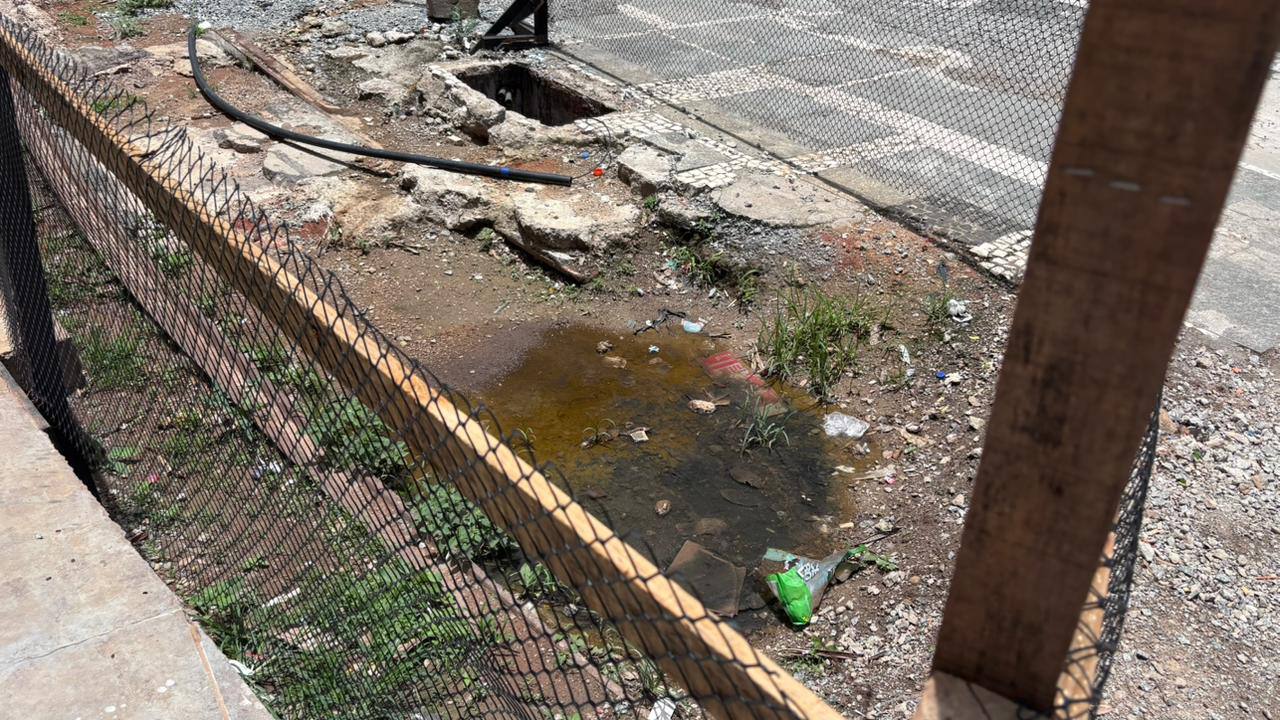 Acúmulo de água no sítio revela falta de cobertura e proteção adequada /Crédito: Jonatas Oliveira