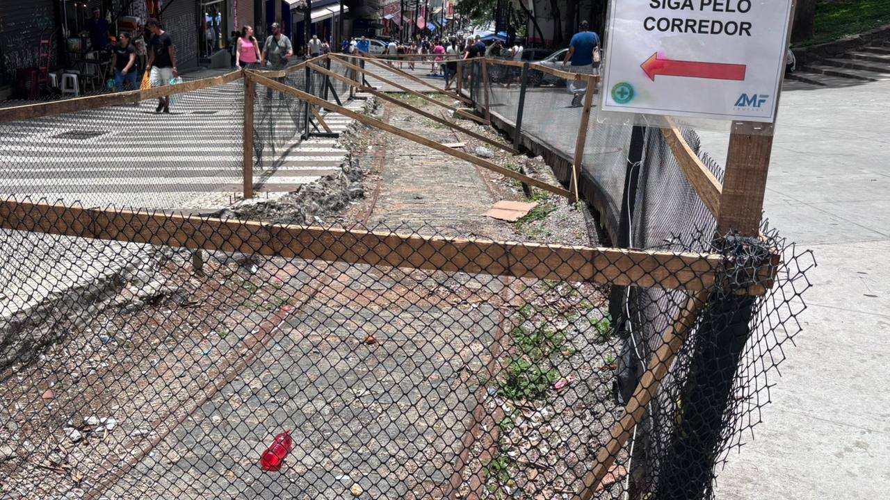 Trilhos antigos de bondes da Light, descobertos na Rua José Bonifácio Crédito: Jonatas Oliveira
