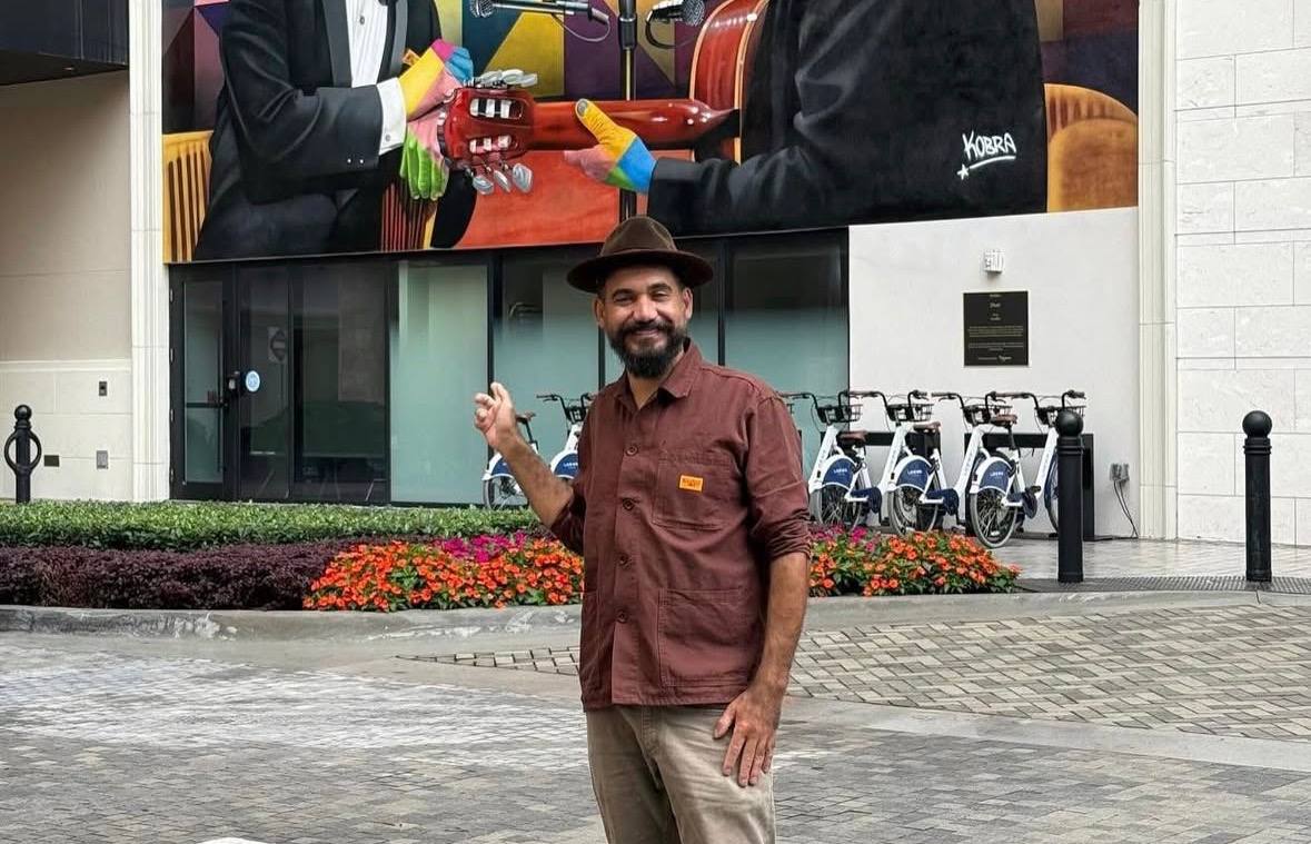 Eduardo Kobra é reconhecido mundialmente por murais monumentais espalhados por diferentes países - Reprodução/Instagram