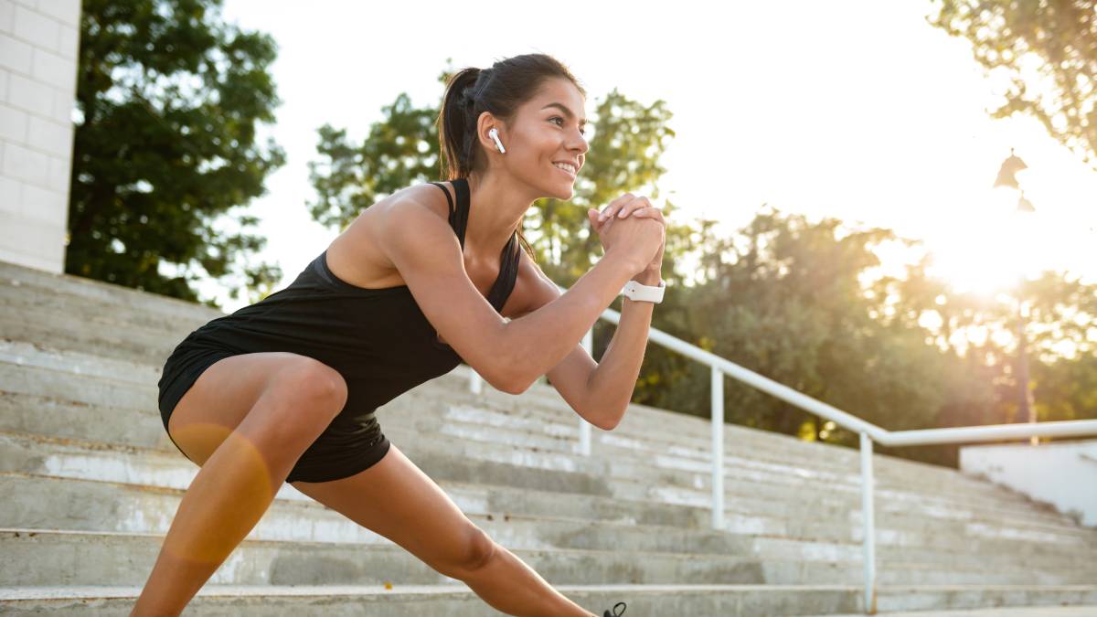 A reposição de sódio e potássio é crucial para a função muscular, o que ajuda a prevenir cãibras, tonturas e visões turvas durante o esforço (Foto: Freepik)