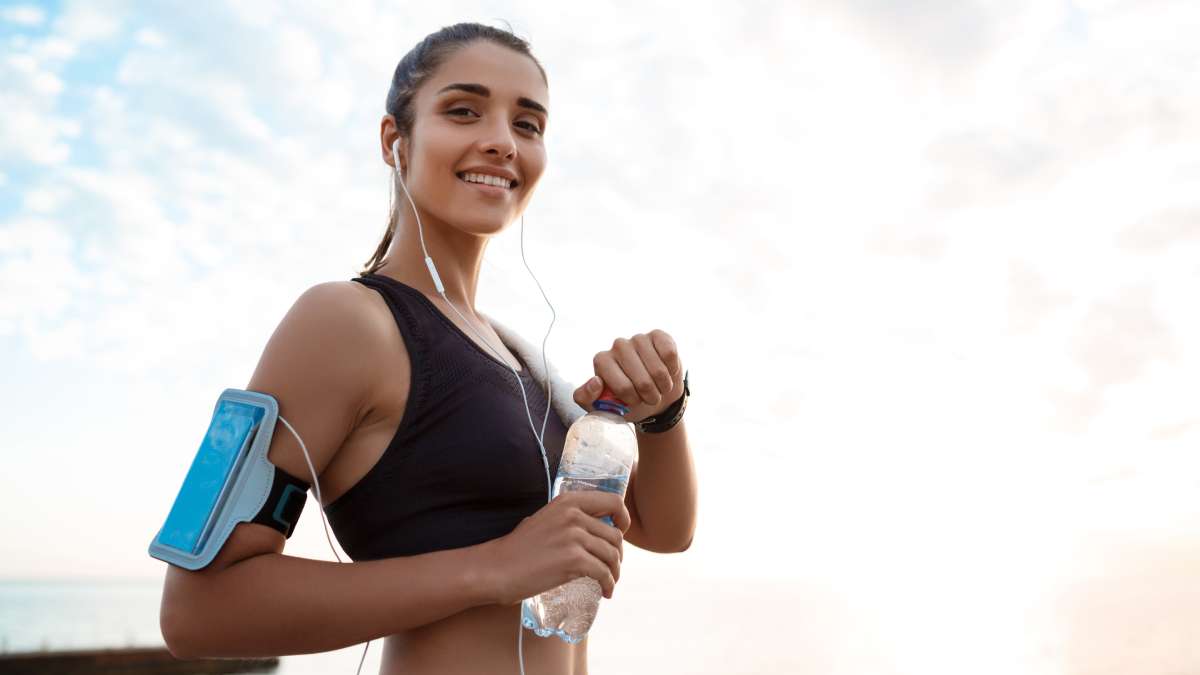 "Força também é saúde O treinamento muscular ajuda a preservar a massa muscular, fortalecer os ossos e manter a autonomia ao longo dos anos." Foto: Freepik