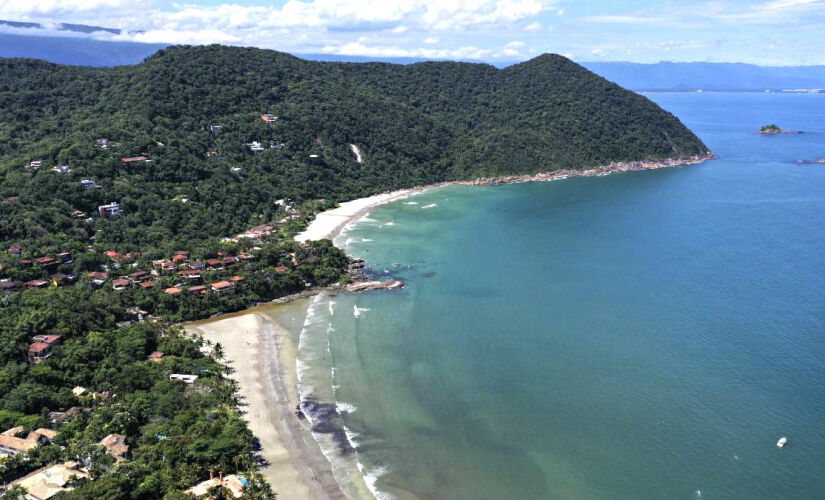 A praia do Iporanga, no Guarujá, chama atenção pelo combo que pouca praia entrega: além do mar, o lugar tem cachoeira por perto, o que muda totalmente o passeio. é uma opção gostosa para quem quer alternar entre água salgada e doce, com um clima mais preservado e aquele "day trip" que parece viagem. Foto: Rubens Chaves/Folhapress