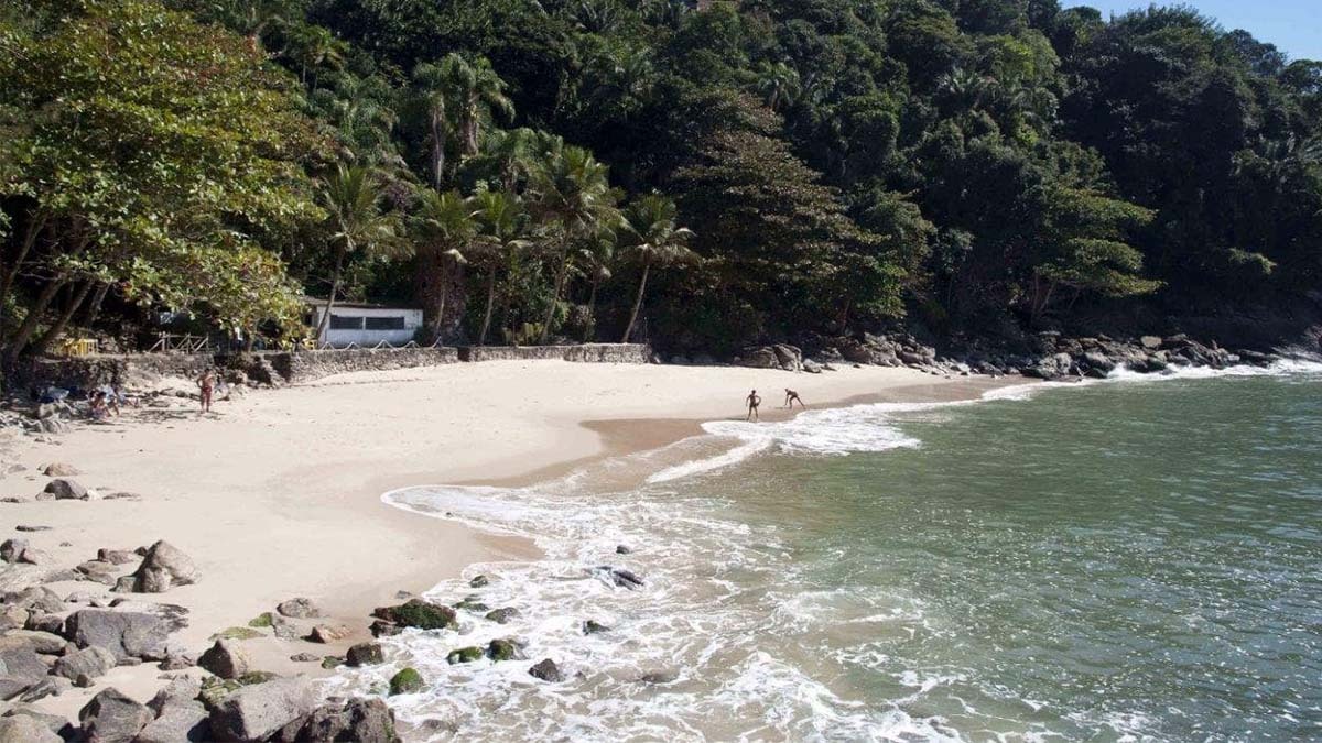 A praia do Éden, também no Guarujá, costuma entrar em listas de "joias escondidas" por um motivo simples: o cenário é lindo e o caminho de chegada já dá a sensação de estar indo para um cantinho especial. com mar e mata dividindo a atenção, é uma boa pedida para passar algumas horas sem pressa, principalmente se a ideia for relaxar e tirar fotos bonitas. Foto: Prefeitura do Guarujá