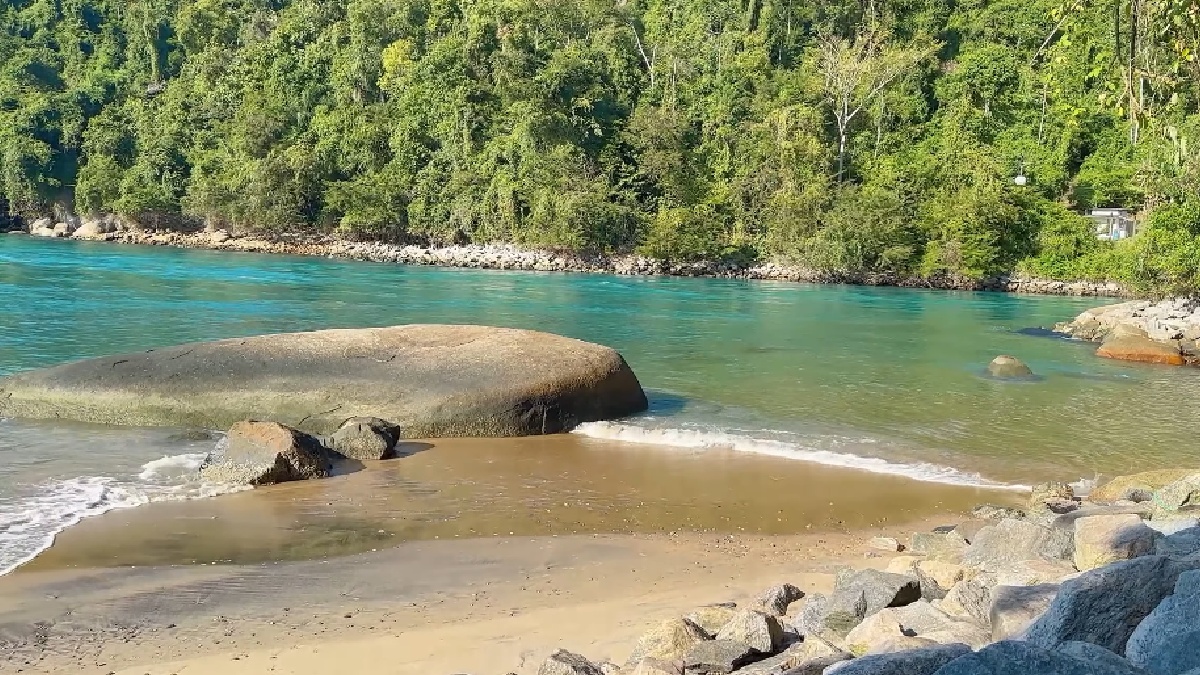 Para quem busca tranquilidade e uma paisagem paradisíaca com vegetação exuberante, o destino é uma opção única no litoral brasileiro. Fotos: Reprodução/YouTube Rio para Pobres