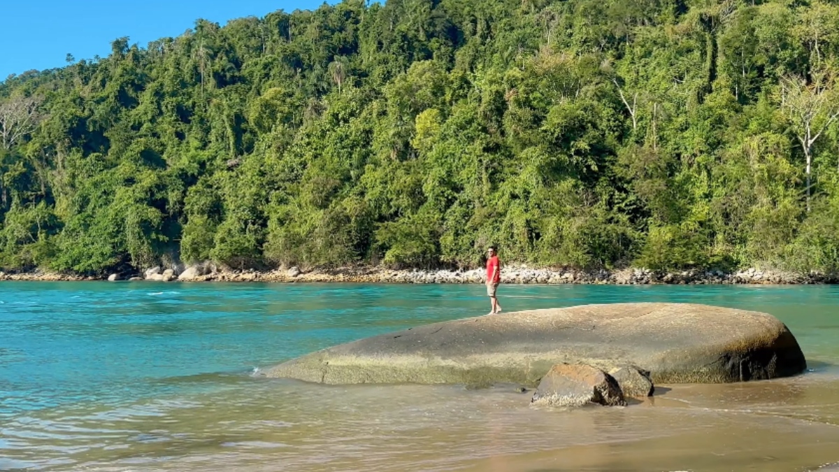 Diferente de outras praias da região, a temperatura elevada da Praia do Laboratório não é um fenômeno estritamente natural, mas sim o resultado do funcionamento das usinas nucleares Angra 1 e Angra 2.
