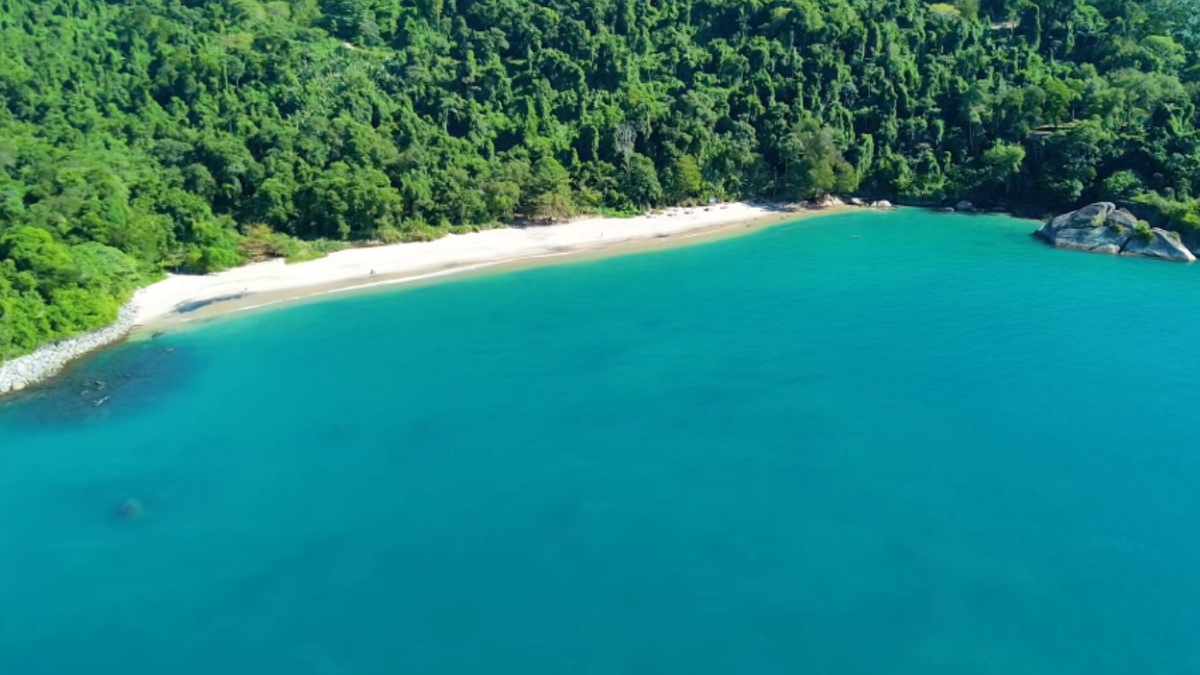 A balneabilidade da praia é monitorada constantemente.