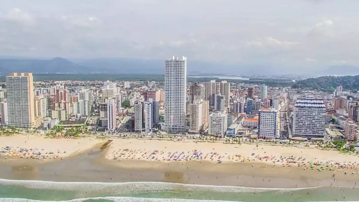 Com vista direta para o oceano, os edifícios passaram a representar um novo momento de Praia Grande, marcado pela verticalização e pela valorização das áreas próximas à praia - (Divulgação/Construtora Phoenix)